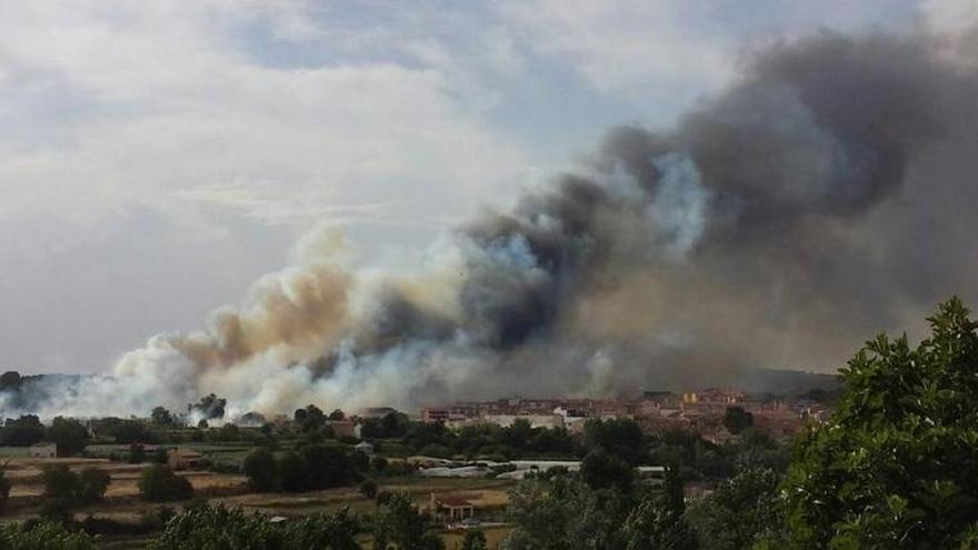 Desalojan varias casas y una residencia de ancianos en Alcañiz por un incendio
