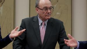 El gobernador del Banco de España, Luis María Linde, en la comisión de presupuestos del Congreso.
