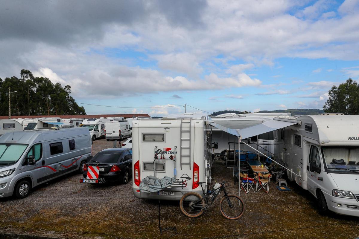 En cada edición son muchas las caravanas que se concentran en Leiro.