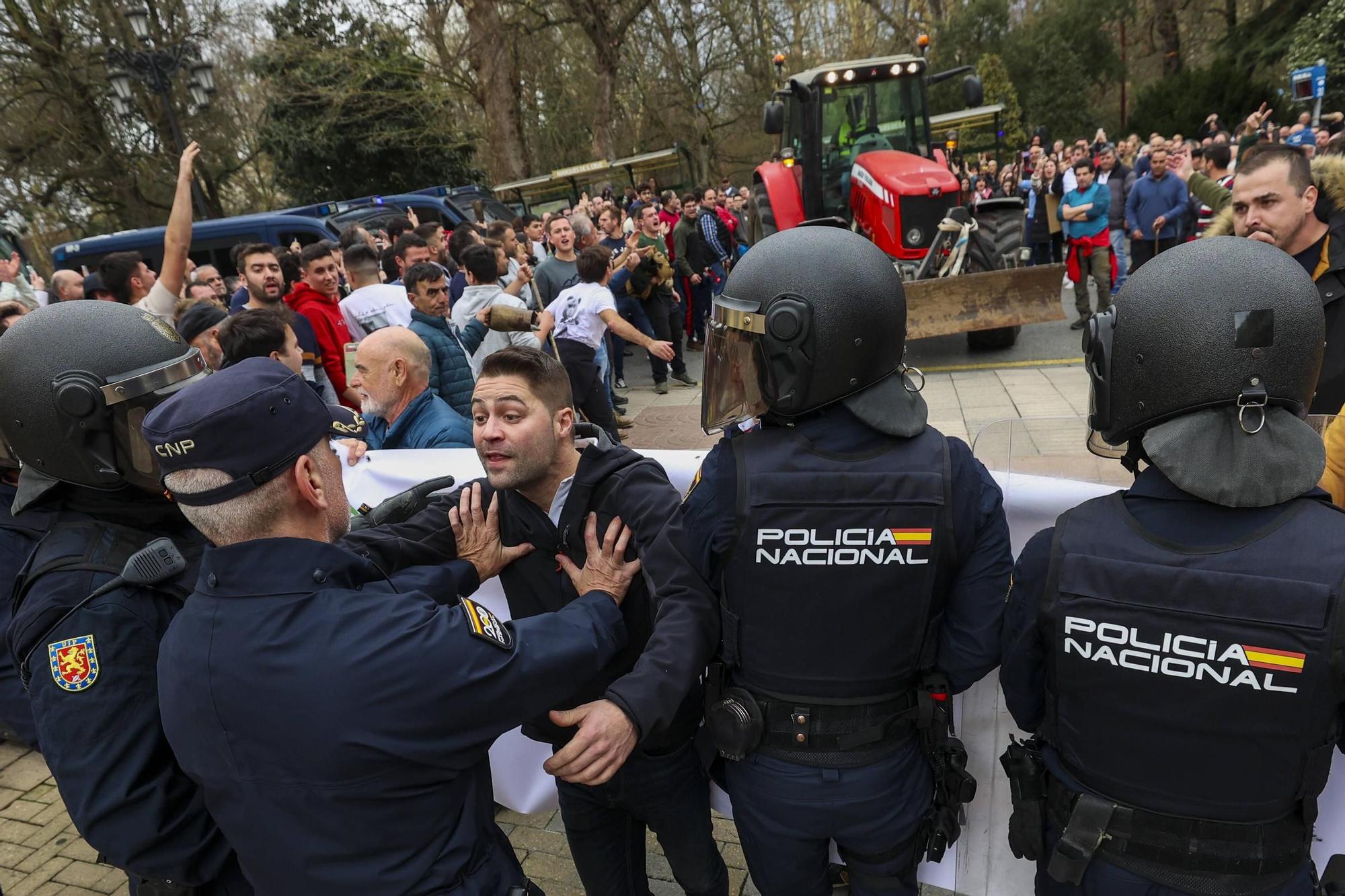 Así fue la protesta agrícola y ganadera convocada en Oviedo