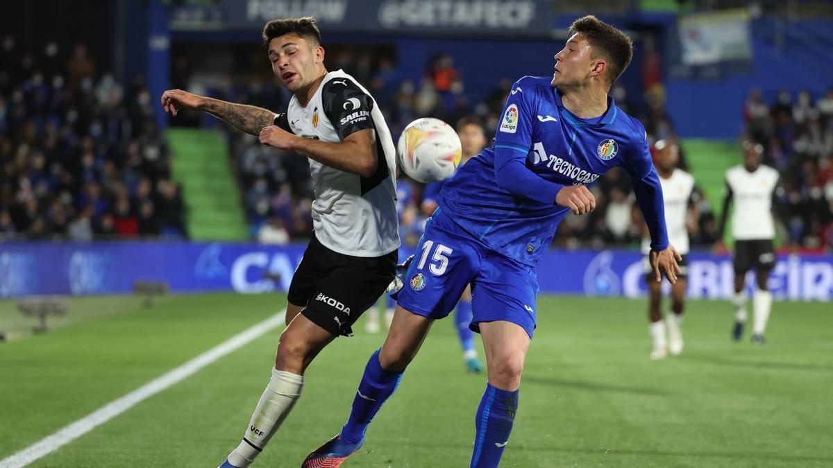 Un momento del partido entre Getafe y Valencia.