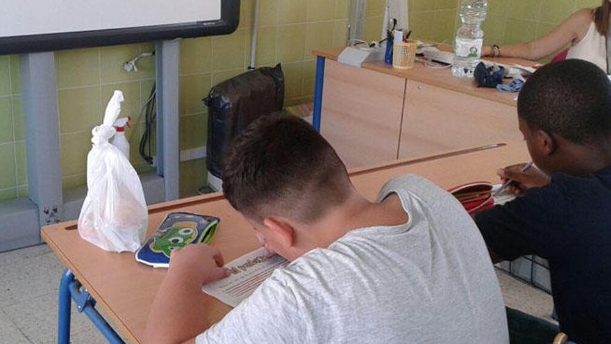 Niños en clase, con sus bolsas de la merienda preparadas.