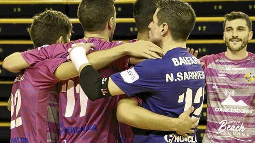 Jugadores del Palma Futsal en la celebración de uno de sus cuatro goles de ayer.