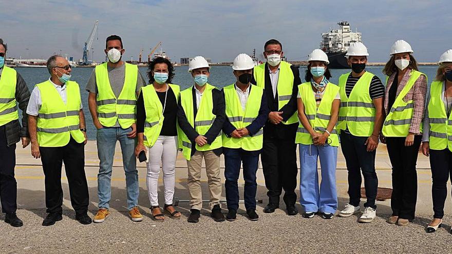 Comitiva de Cs y autoridades portuarias durante la visita al puerto de Sagunt. | LEVANTE-EMV
