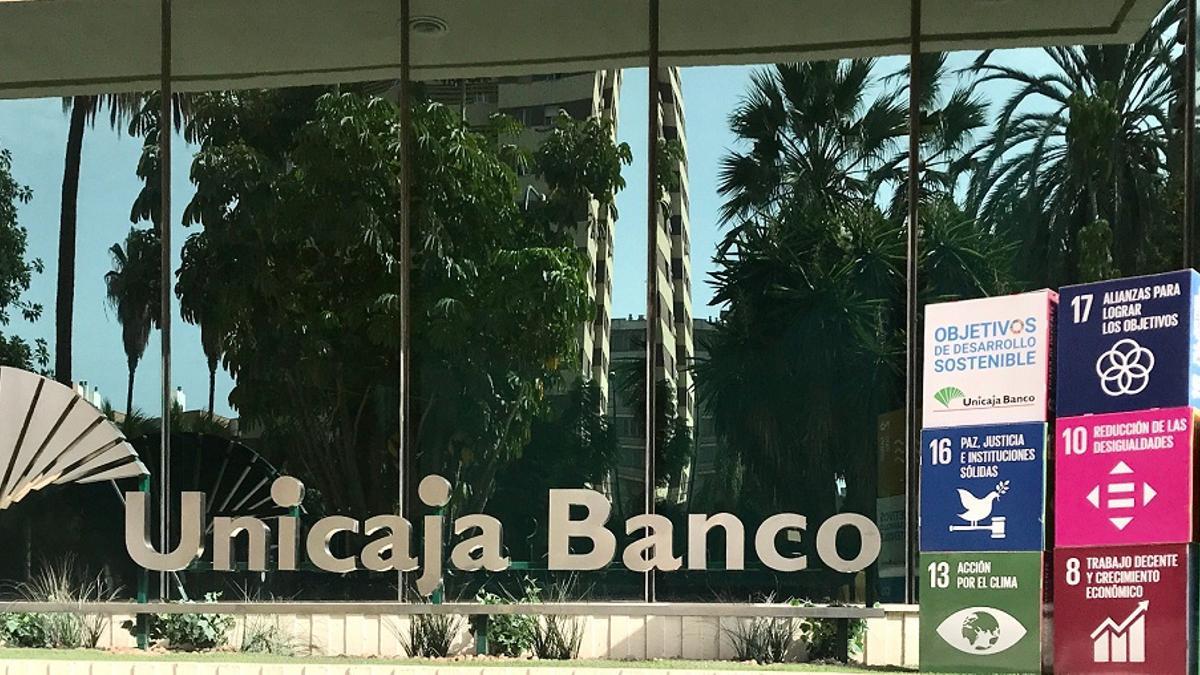 La sede central de Unicaja Banco, con algunos logos de los Objetivos de Desarrollo Sostenible.