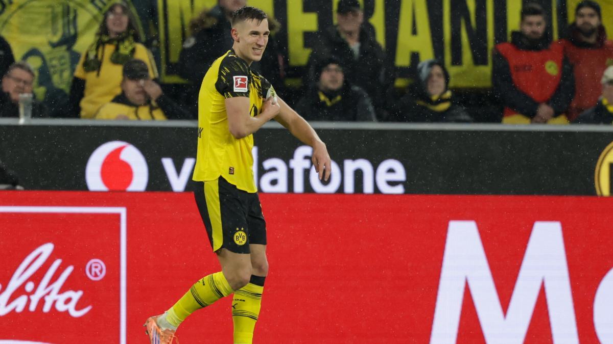 Schlotterbeck, durante un entrenamiento con el Dortmund