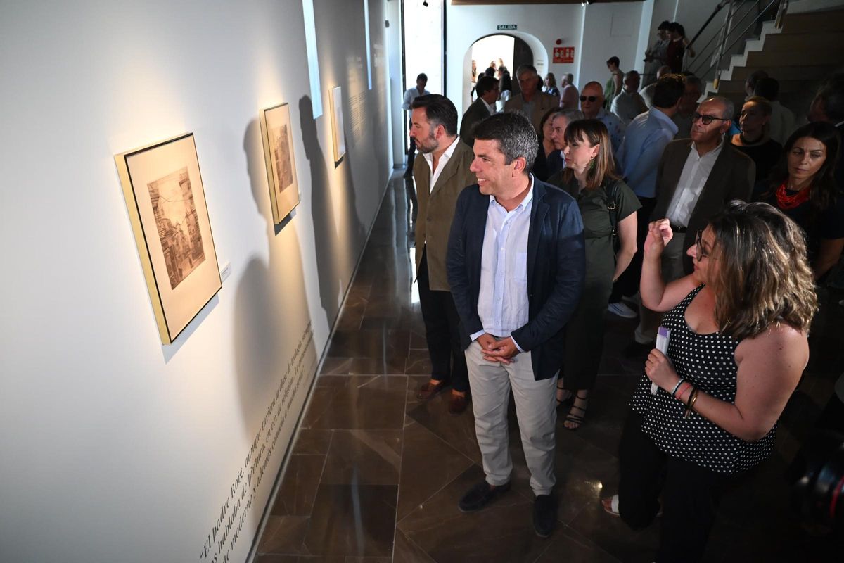 La comisaria Mamen Velasco hace un recorrido por la exposición sobre Eusebio Sempere este viernes