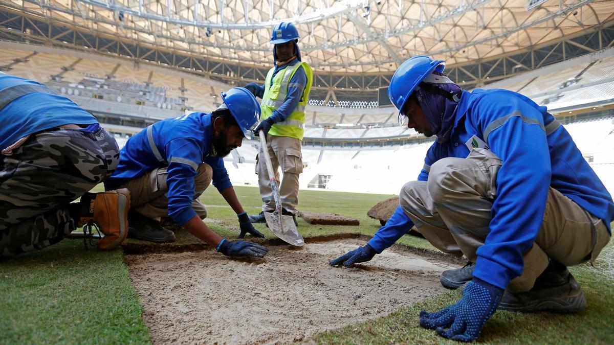 Unos obreros colocan el césped en el estadio Lusail, que acogerá la final del torneo el 18 de diciembre de 2022.