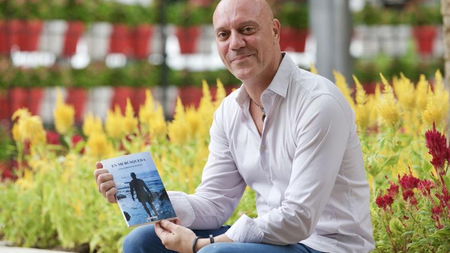 Luis Cortés, ayer, en la Plaza de Santo Domingo de Murcia, posando con su libro. | JUAN CARLOS CAVAL