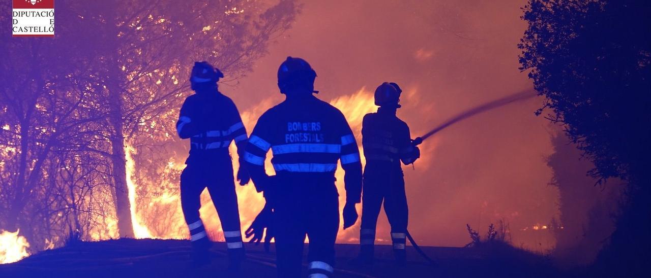 Los bomberos sofocando un incendio