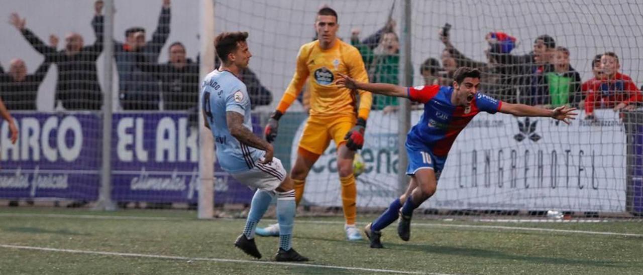 Davo celebra el segundo gol de su equipo, el que le dio la victoria en el descuento, frente al filial del Celta en Ganzábal.