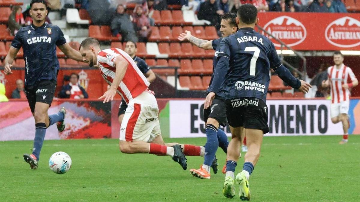 Un momento del encuentro entre el Sporting  y el Ceuta.