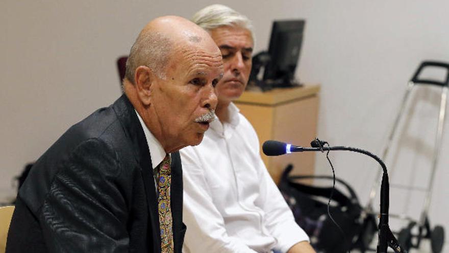 Antonio Hernández Díaz ayer junto a Carlos Sánchez durante el juicio.