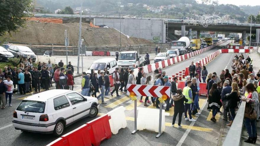 Los afectados por la AP-9 junto a los alumnos, ayer, durante la interrupción del tráfico. // Ricardo Grobas