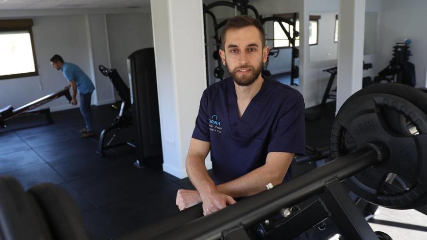 Nacho Feito posa en el gimnasio adaptado de su nueva clínica de rehabilitación avanzada.