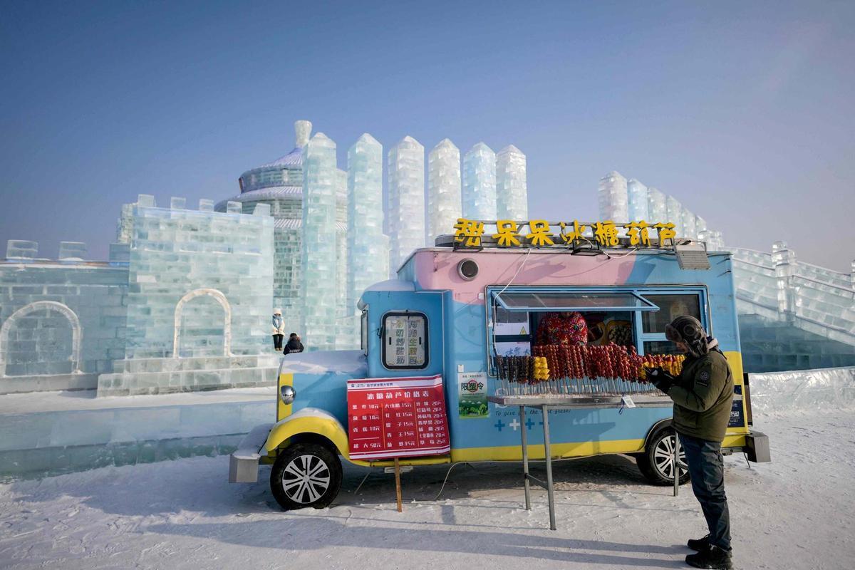 Esculturas y castillos de nieve en festivales de hielo de Moscú y  Heilongjiang, en el norte de China