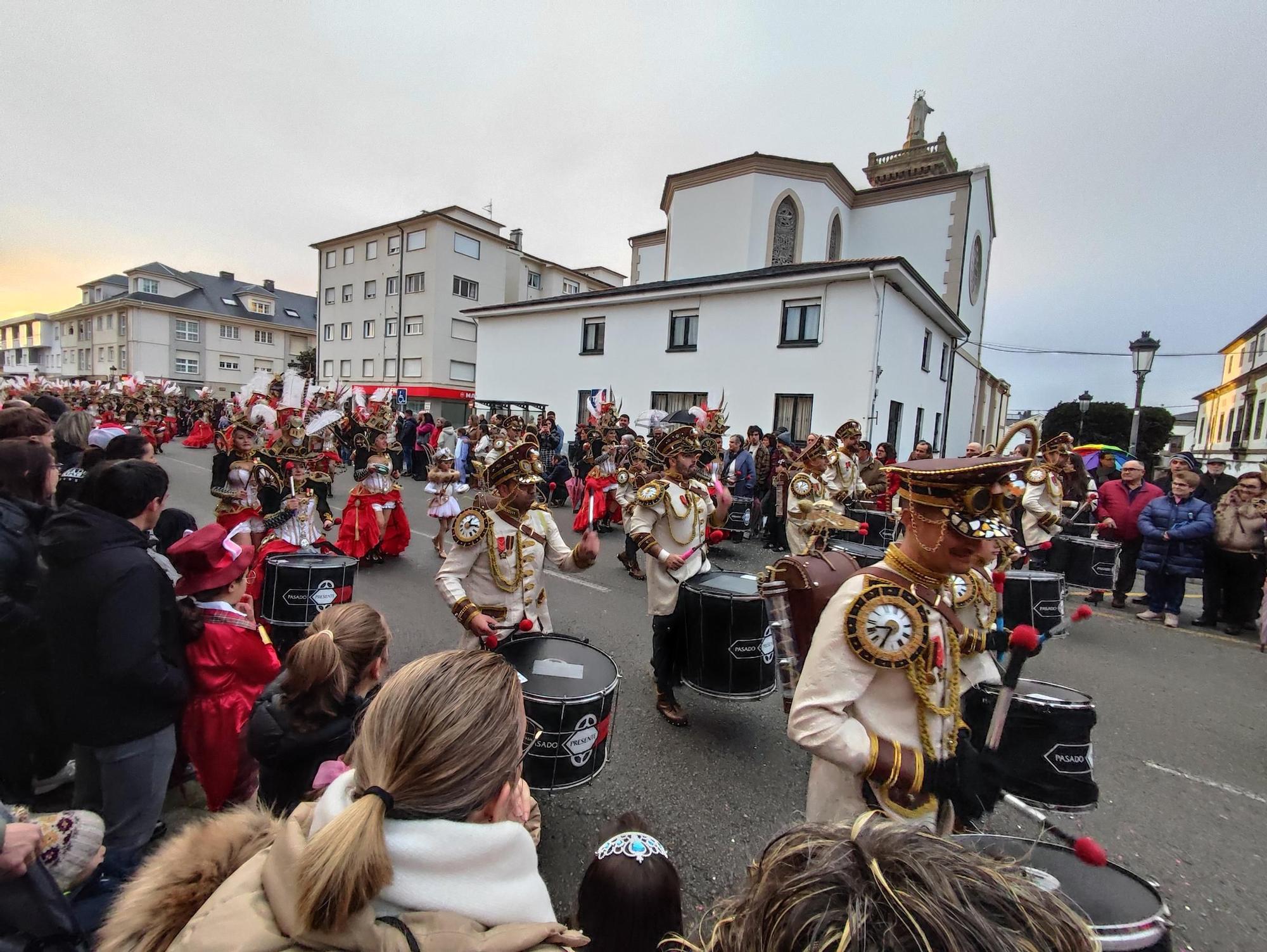 En imágenes: Las calles de Tapia se llenan para ver su vistoso desfile de Carnaval