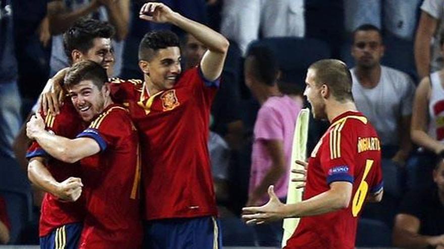 Los jugadores de la selección celebran el gol.