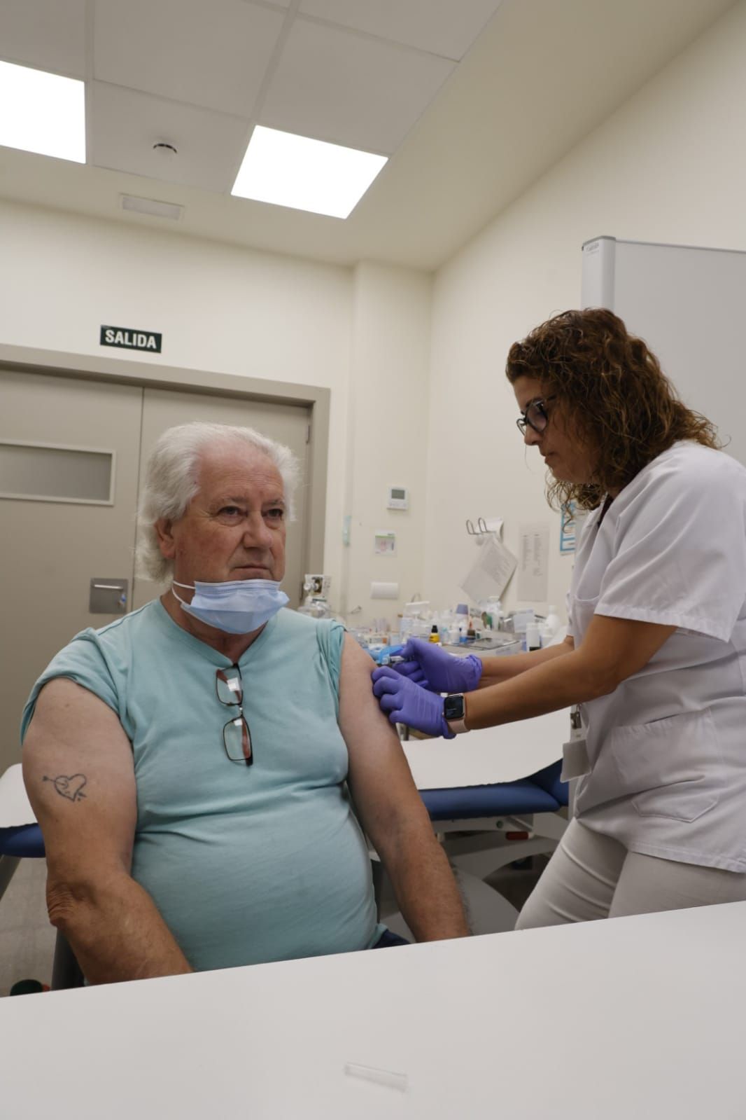 La campaña de vacunación 2023-2024 contra la gripe y la covid-19 arranca inmunizando a los más vulnerables