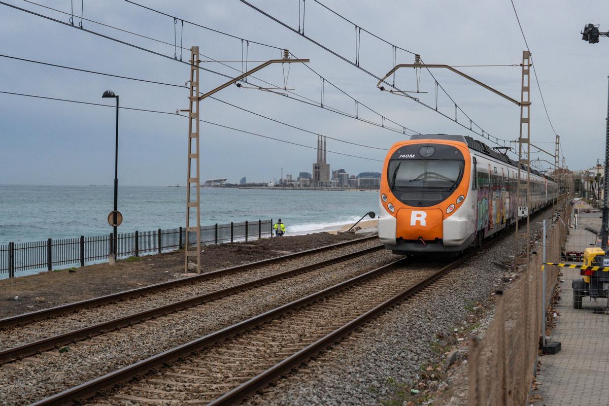 Un tren de la R1 de Rodalies, en dirección a Barcelona.