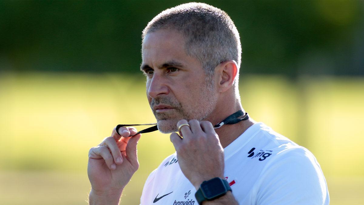 Sylvinho dirige el Timao, donde se formó como jugador