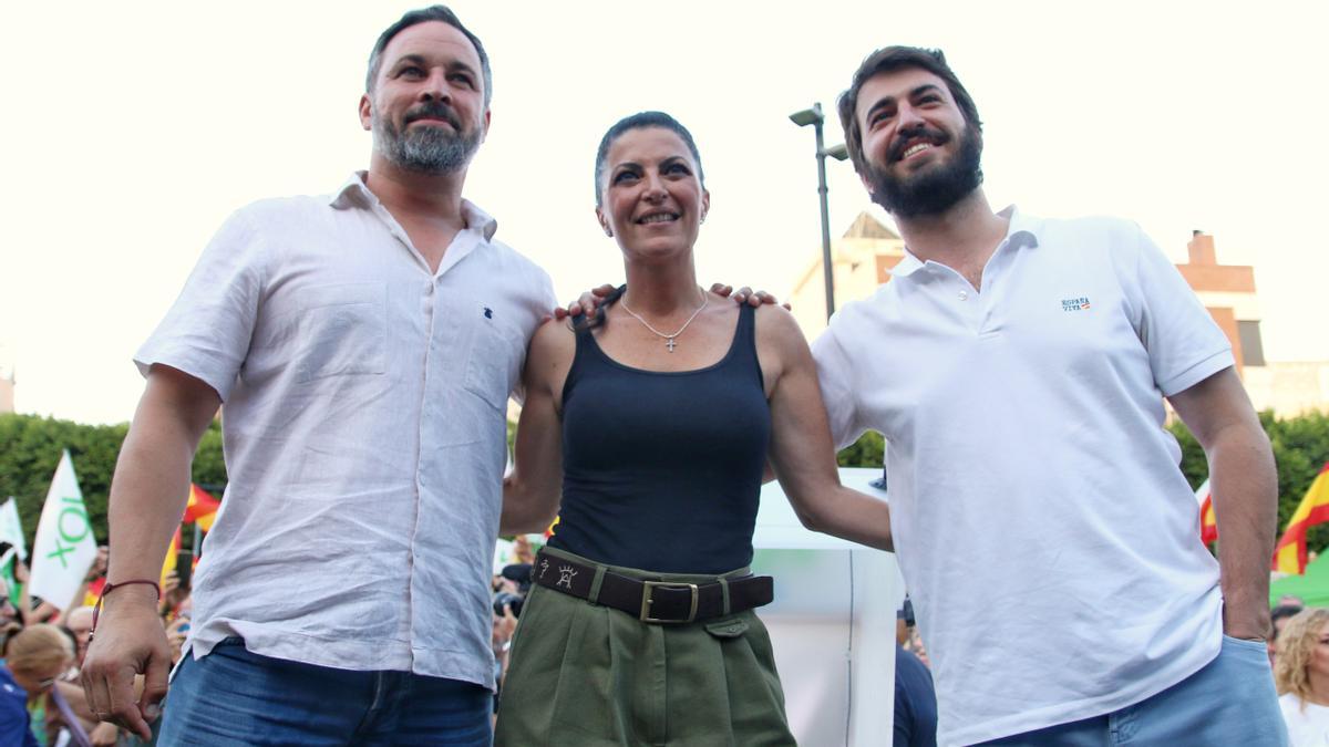 El presidente de Vox, Santiago Abascal, con el vicepresidente de Castilla León, Juan García Gallardo, y la candidata a la Presidencia de la Junta de Andalucía, Macarena Olona.