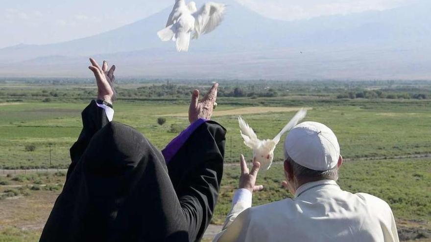 Francisco y Karekin II sueltan unas palomas de la paz durante la visita del Papa a Armenia.