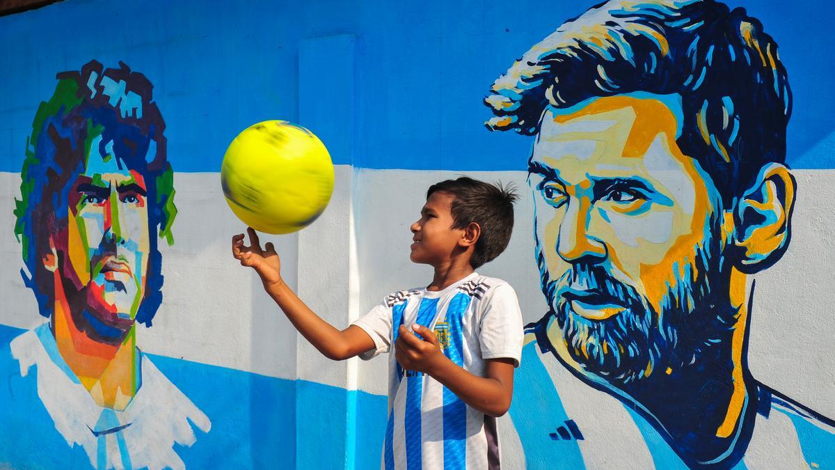 Un niño juega con un balón en Sylhet, una ciudad situada al noreste de Bangladesh.