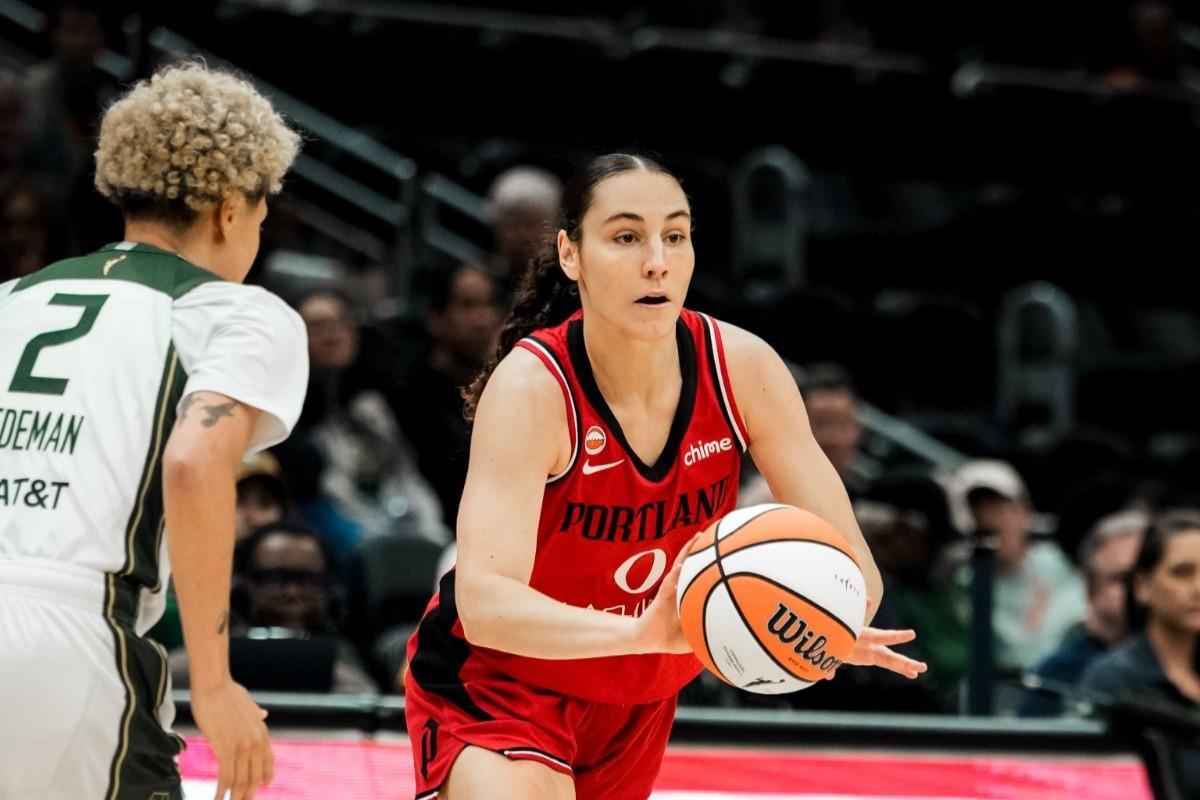 Carla Leite, buscando un pase durante su primer partido con Portland