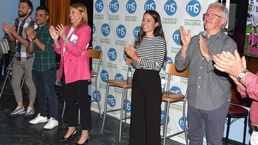 Loli Castiñeira (centro) aplaude al público durante un acto electoral este viernes en Soutelo. |   // D.P.