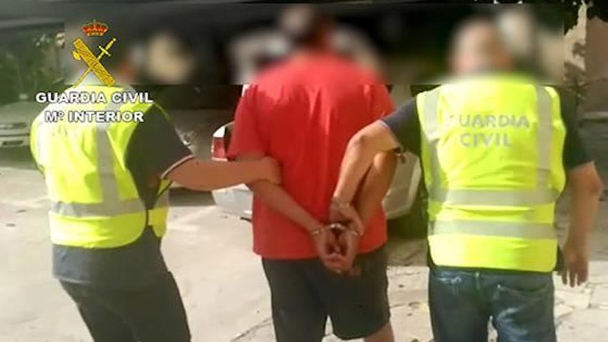 El detenido, en el momento de su captura en una imagen cedida por la Guardia Civil.