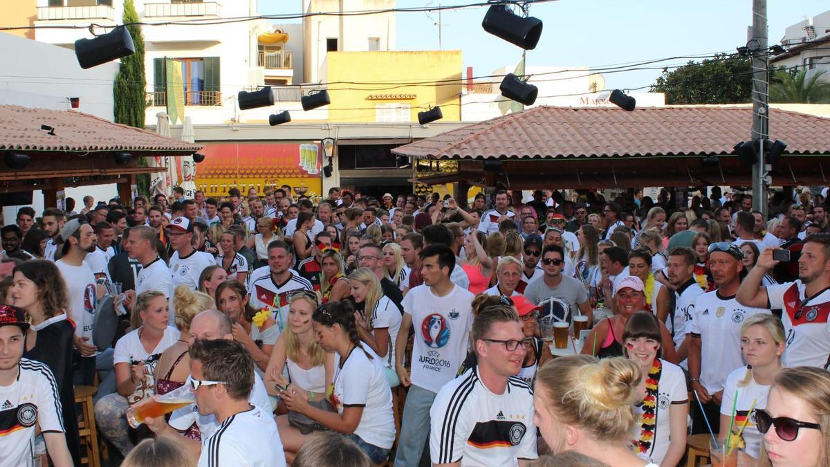 Rappelvoll: der Bierbrunnen in Cala Ratjada während der Europameisterschaft 2016