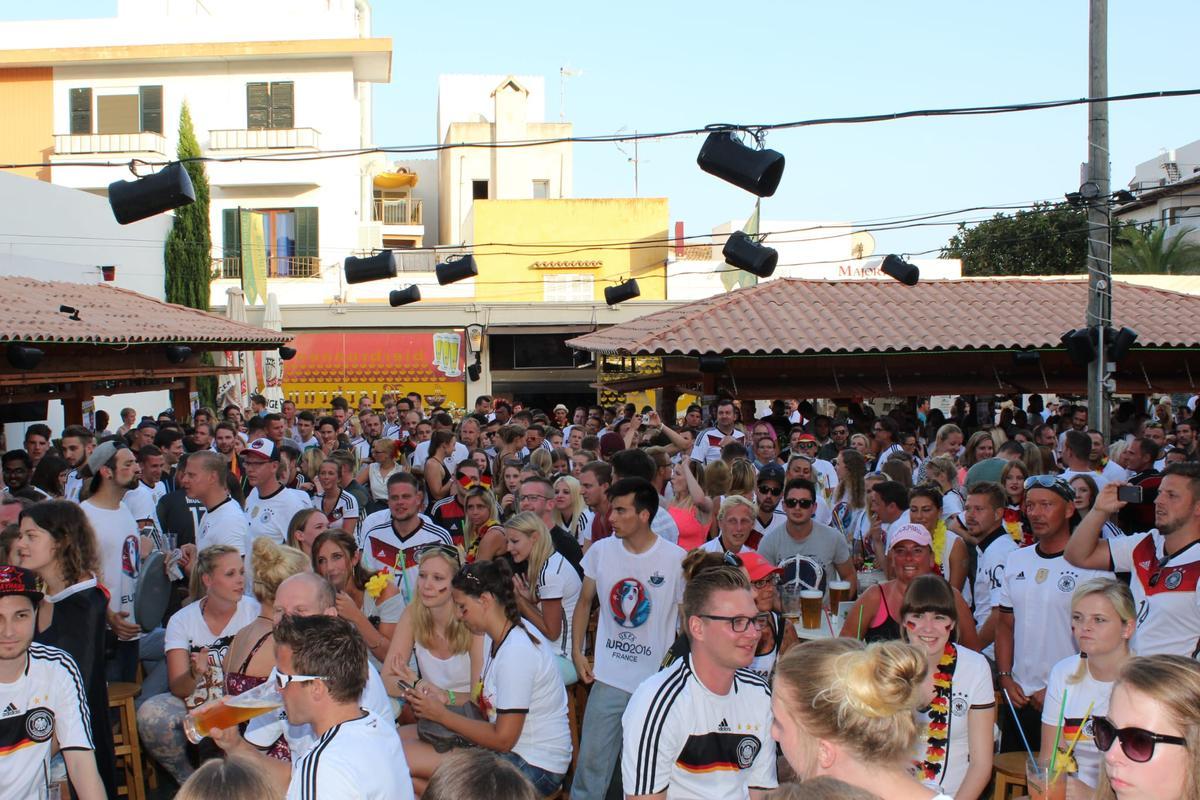 Rappelvoll: der Bierbrunnen in Cala Ratjada während der Europameisterschaft 2016