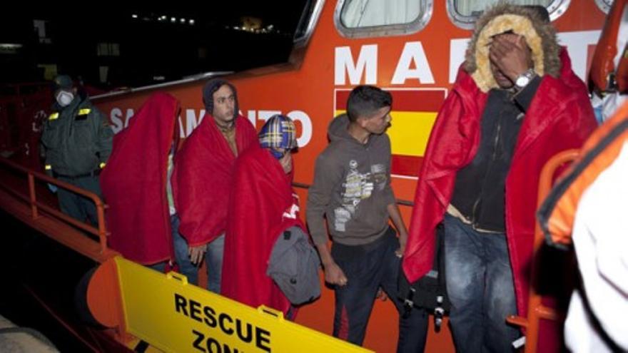 Rescatan dos pateras con 71 inmigrantes en el mar de Alborán