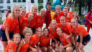 La foto viral de Carlos Alcaraz con el equipo holandés de hockey hierba