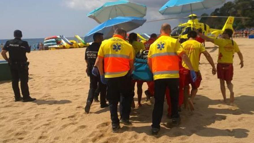 Els efectius d&#039;emergències traslladant la ferida a l&#039;helicòpter.