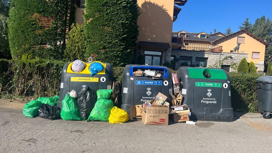 El canvi de contenidors a Puigcerdà genera acumulació de deixalles al municipi