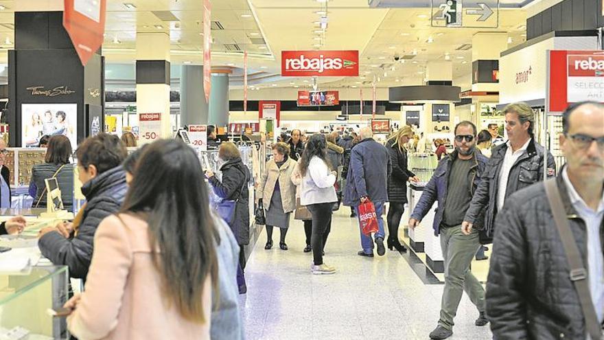 El primer día de rebajas llena tiendas y los grandes centros comerciales