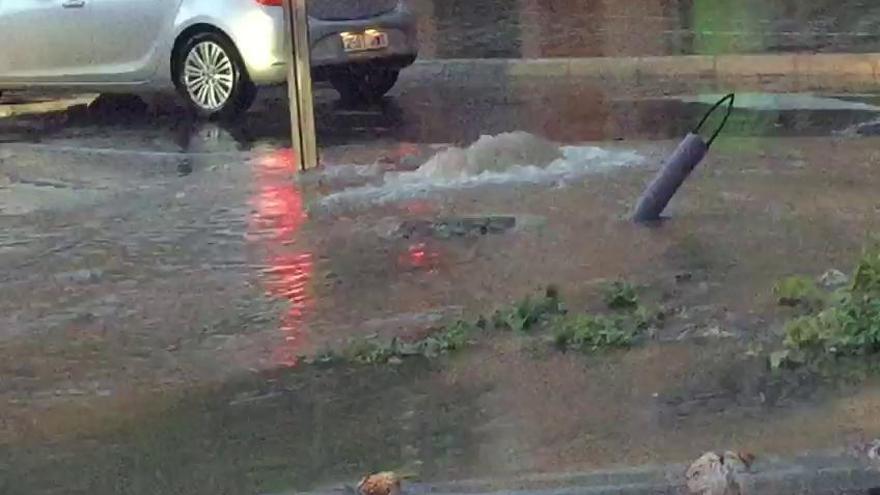 La lluvia hace saltar las trapas de la calle Lo Torrent recién remodelada para instalar un colector de pluviales