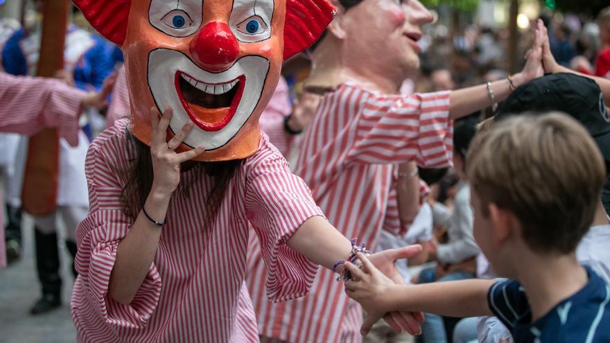 El Entierro Infantil hace las delicias de niños y adultos