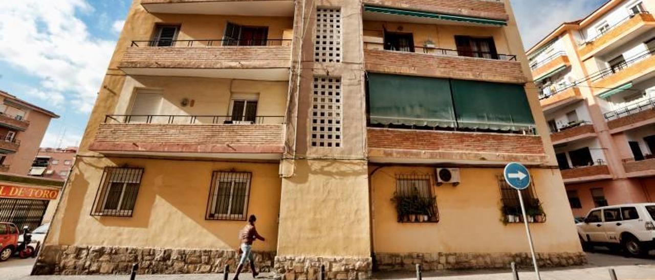 Arriba, un edificio del barrio de Alfredo Corral. Abajo, otro de la Colonia de Madrid.