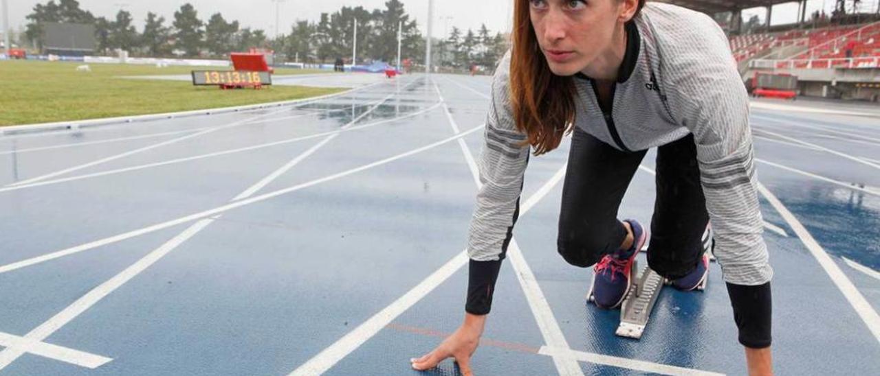 Estela García, en la pista de atletismo de Las Mestas.