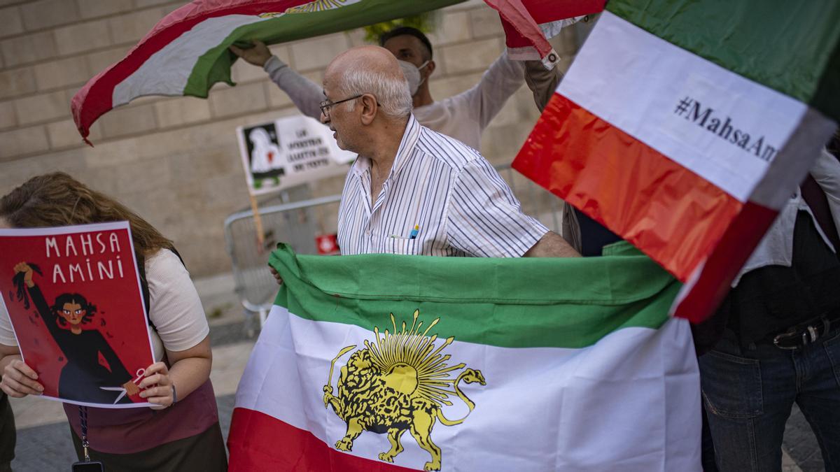 Un hombre durante una concentración para defender los derechos de la mujer en Irán.