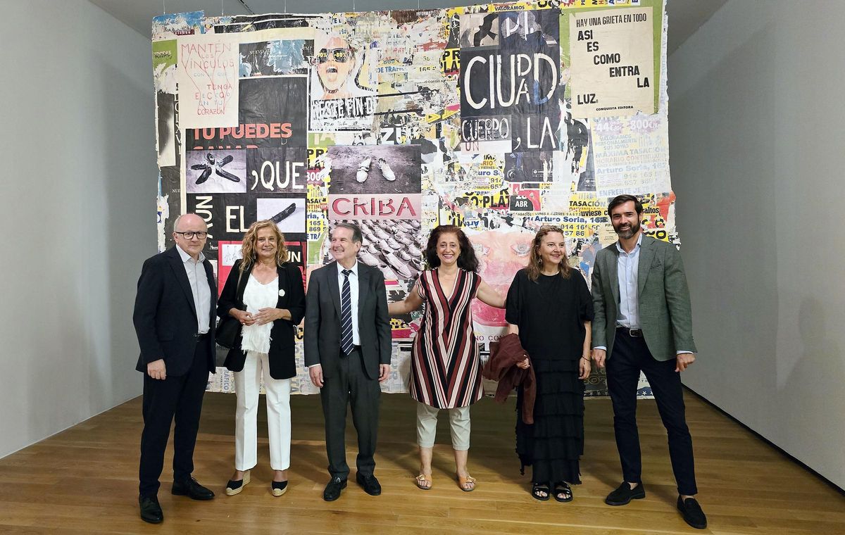 Laura Lio ante una de sus obras con Caballero, Souto, Fernández-Cid, Silva y Gómez