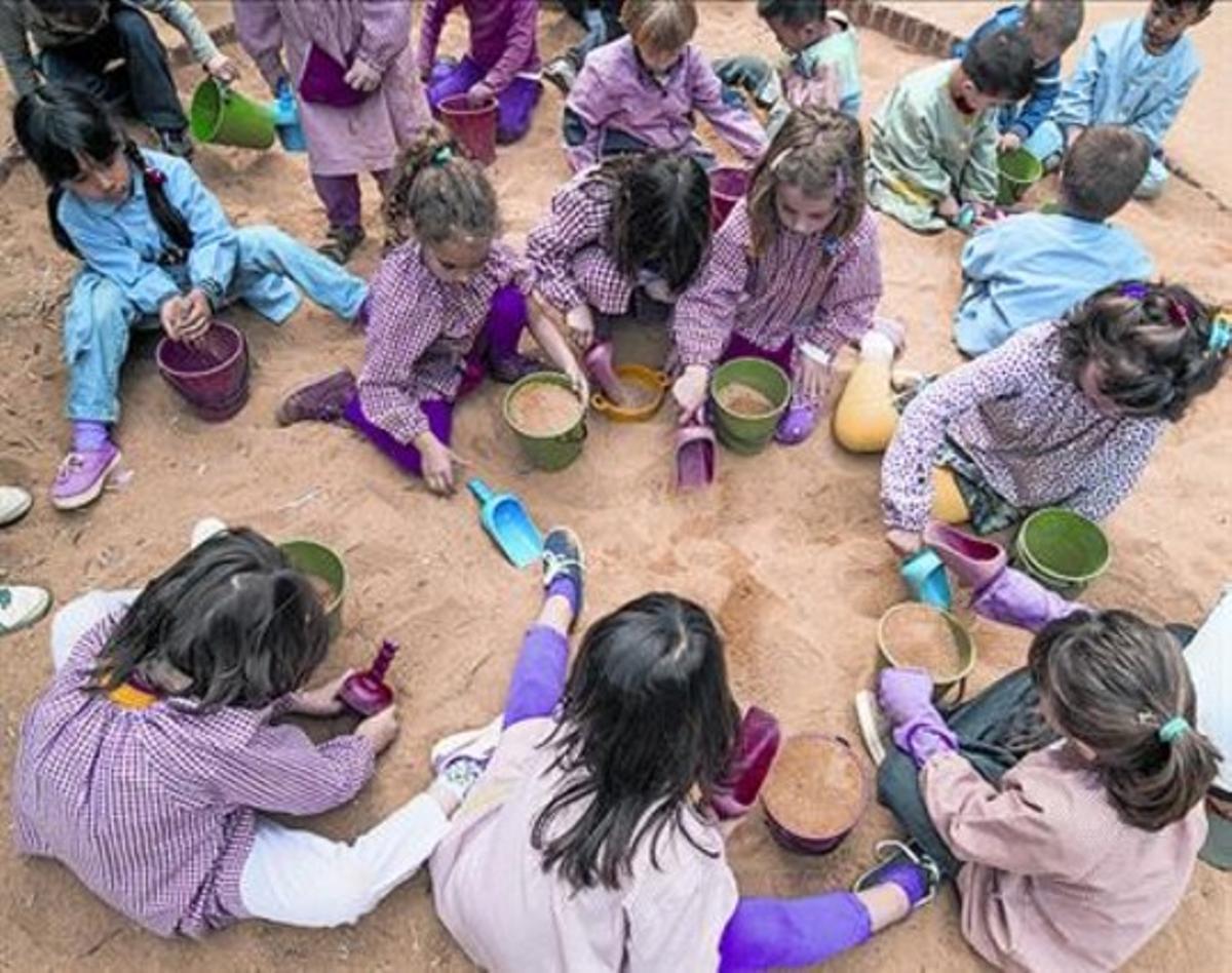 Uns nens juguen al pati de l’escola municipal El Bosc, al maig.