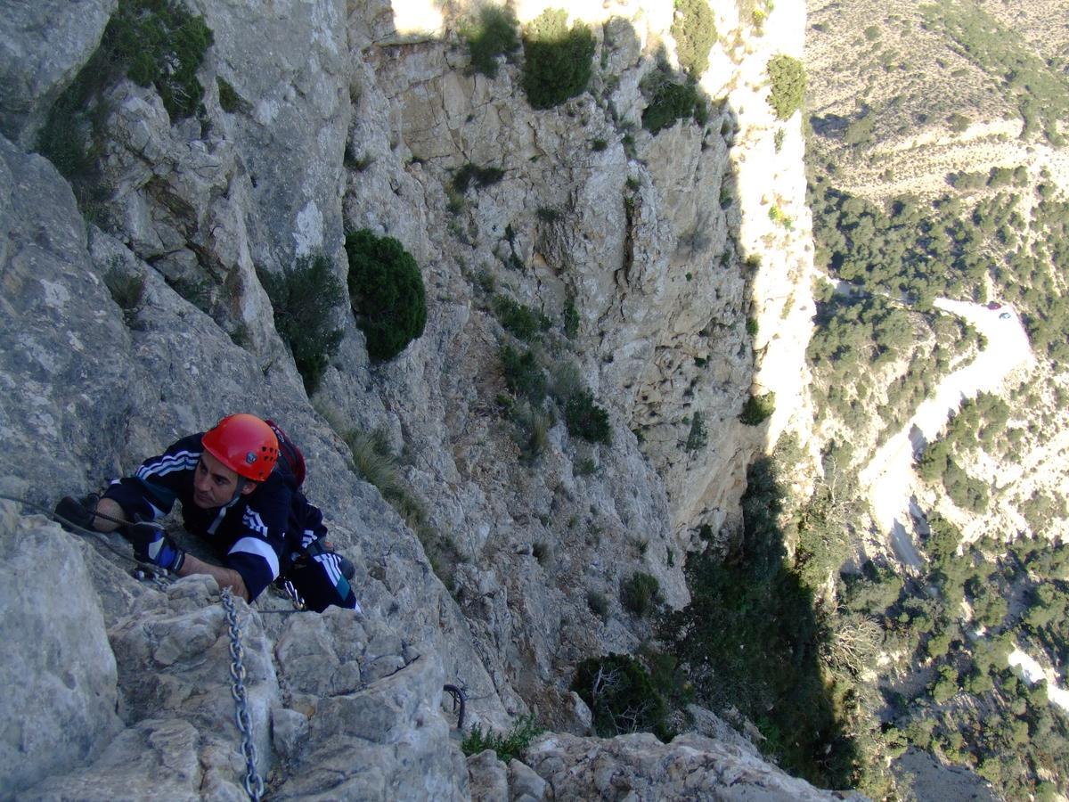La espectacular vía ferrata de la Sierra del Cid.