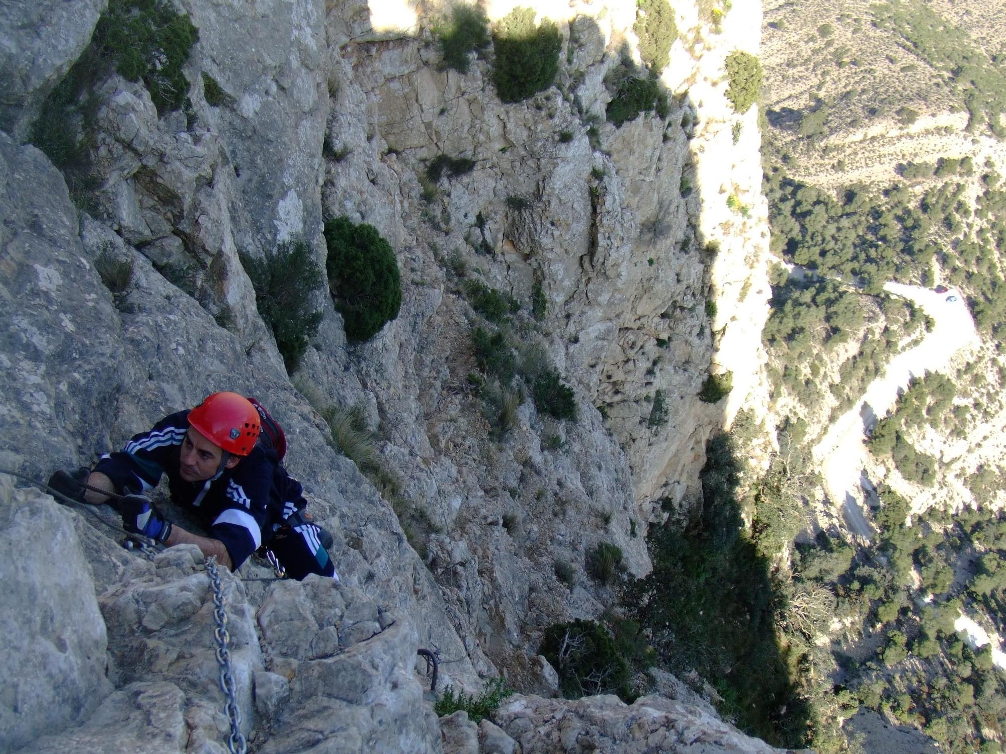 La espectacular vía ferrata de la Sierra del Cid.