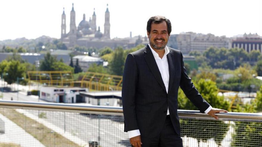 Ricardo Mur, líder de los empresarios aragoneses, posa en la terraza de su despacho en la sede de la patronal CEOE Aragón en Zaragoza.