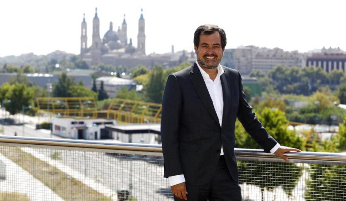 Ricardo Mur, líder de los empresarios aragoneses, posa en la terraza de su despacho en la sede de la patronal CEOE Aragón en Zaragoza.  | JAIME GALINDO
