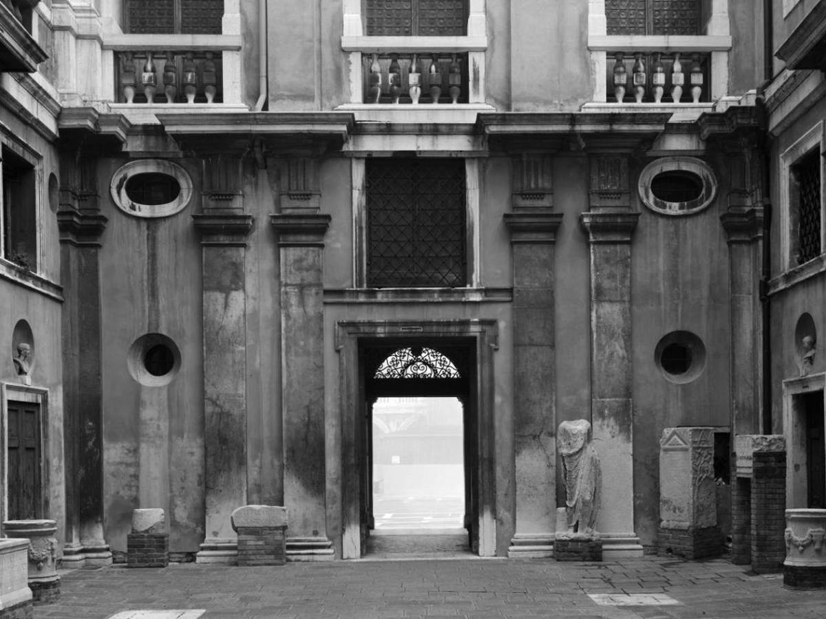 Axel Hütte, 'Museo Archeologico, Venice, 1985'.